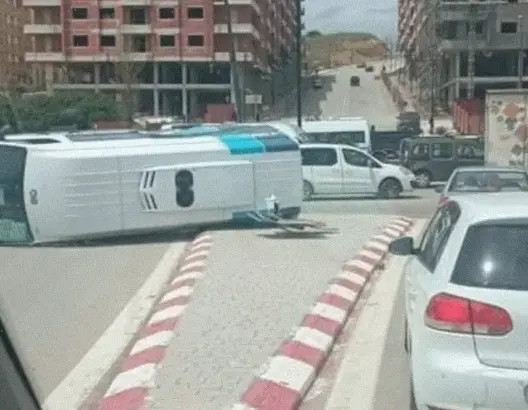 إصابة سائق إثر انقلاب شاحنة لنقل العمال بطنجة