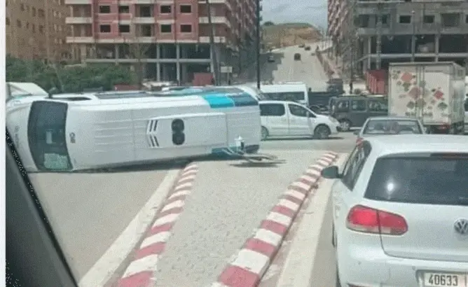 إصابة سائق إثر انقلاب شاحنة لنقل العمال بطنجة