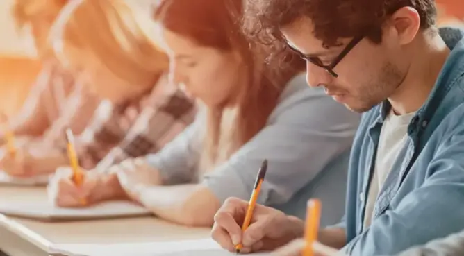تسلمت منهم مبالغ مالية وأغلقت أبوابها.. طلاب بالبيضاء يقاضون مؤسسة خاصة
