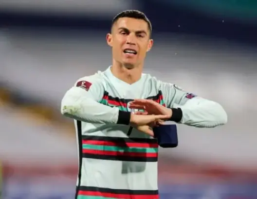 بيع “شارة العميد” التي رماها رونالدو في مباراة صربيا بـ64 ألف يورو من أجل “عمل خيري”