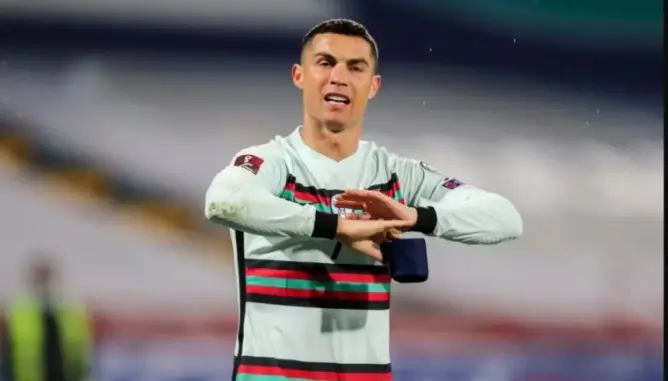 بيع “شارة العميد” التي رماها رونالدو في مباراة صربيا بـ64 ألف يورو من أجل “عمل خيري”