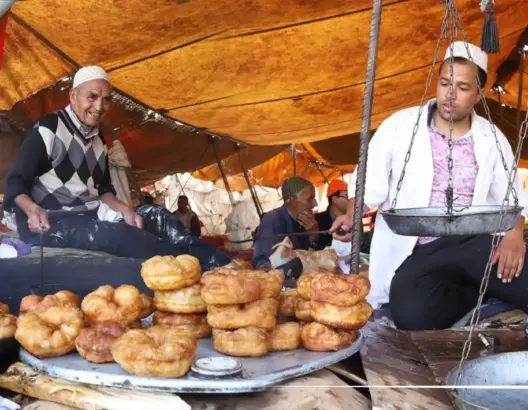 أشهر “سفناج” بسوق أولاد سعيد بسطات يحكي قصة 50 سنة أمام المقلاة