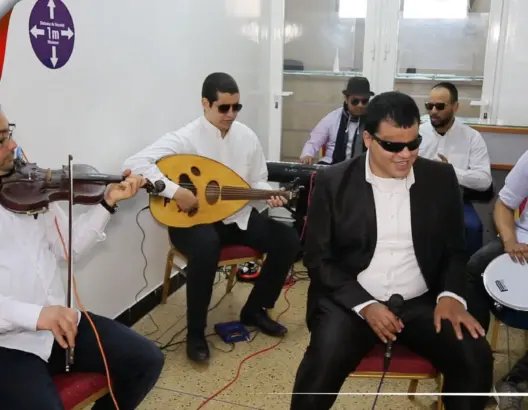 مجموعة أوثار لضعاف البصر بالبيضاء تتحدى الإعاقة وتبدع في المهرجانات والأعراس (فيديو)