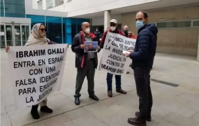 ضحايا فظائع زعيم البوليساريو يحتجون أمام المستشفى الذي أدخل إليه بإسبانيا