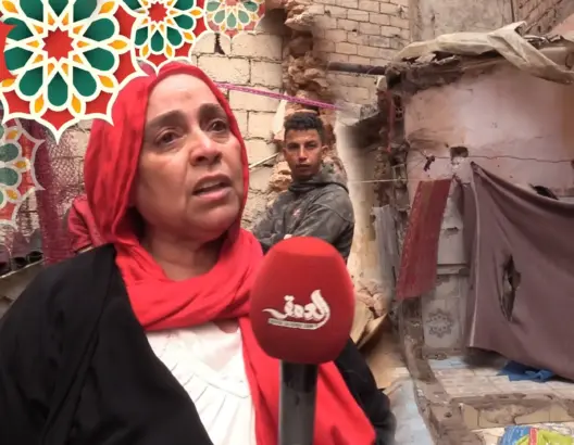 أسرة تقطن في “بقايا منزل” بعد انهيار مسكنها وجيرانها يناشدون المسؤولين (فيديو)