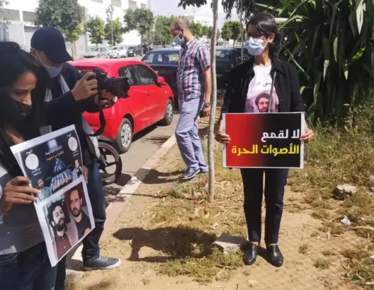 عائلتا الريسوني والراضي تخوضان اعتصاما إنذاريا أمام سجن عكاشة بالبيضاء (فيديو)