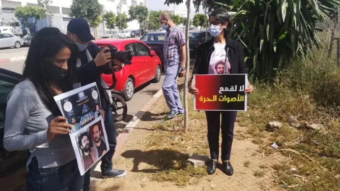 عائلتا الريسوني والراضي تخوضان اعتصاما إنذاريا أمام سجن عكاشة بالبيضاء (فيديو)
