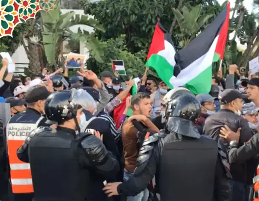 احتجاجات وشعارات قوية بالبيضاء تضامنا مع المقدسيين  بفلسطين .. والأمن يتدخل