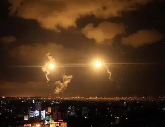 المقاومة الفلسطينية توجه أكبر ضربة لتل أبيب بـ130 صاروخا وسقوط قتلى وجرحى (فيديو)