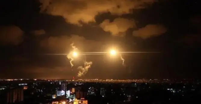 المقاومة الفلسطينية توجه أكبر ضربة لتل أبيب بـ130 صاروخا وسقوط قتلى وجرحى (فيديو)