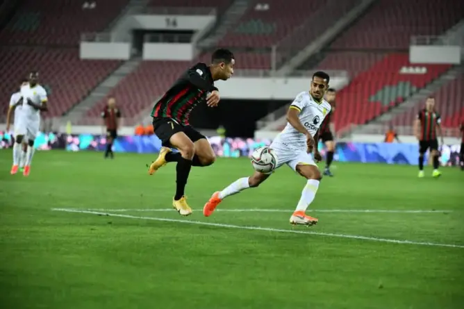 البطولة الوطنية.. المركز الثالث المؤهل للمشاركة الإفريقية يشعل الصراع بين الجيش الملكي والمغرب الفاسي