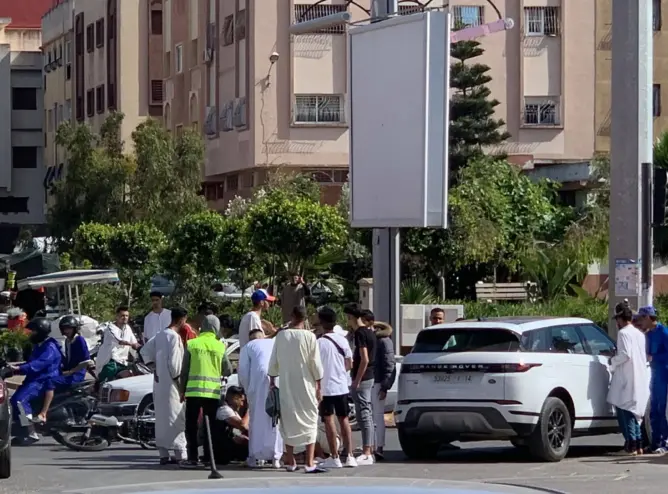 حادث سير بين سيارة ودراجة نارية يخلف جريحا بالبيضاء