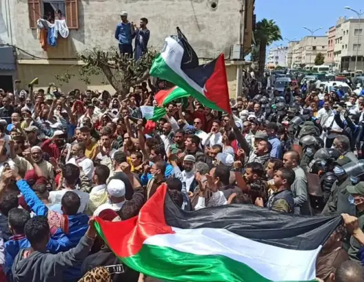 احتجاجات بمدن مغربية تضامنا مع غزة ومتظاهرون يطالبون بطرد ممثل إسرائيل (صور)