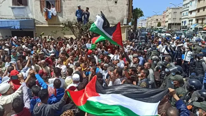احتجاجات بمدن مغربية تضامنا مع غزة ومتظاهرون يطالبون بطرد ممثل إسرائيل (صور)
