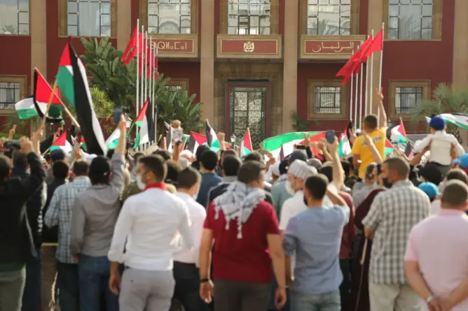 مناهضو التطبيع بالمغرب يعلنون الجمعة المقبلة “يوم غضب” ويتظاهرون أمام البرلمان دعما للأقصى