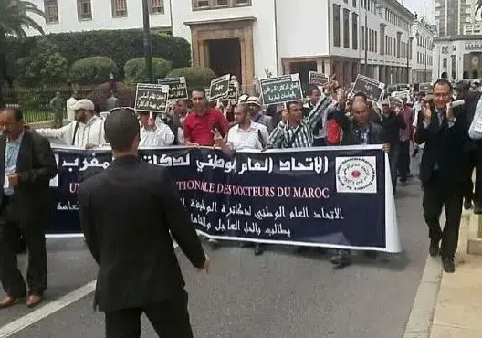 الدكاترة الموظفون يصعدون ضد الحكومة ويستنكرون الجمود “غير المبرر” لملفهم