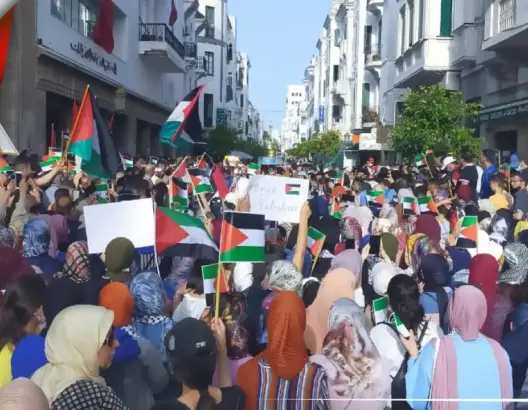 احتجاجات حاشدة بتطوان تضامنا مع غزة ومتظاهرون يطالبون بإسقاط التطبيع (فيديو)