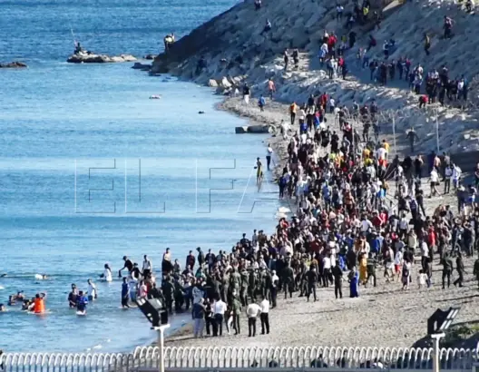 ارتفاع عدد المغاربة الذين وصلوا لسبتة إلى 5000 شخص والجيش ينزل للشوارع