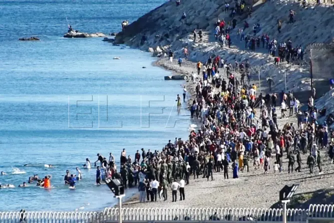 ارتفاع عدد المغاربة الذين وصلوا لسبتة إلى 5000 شخص والجيش ينزل للشوارع