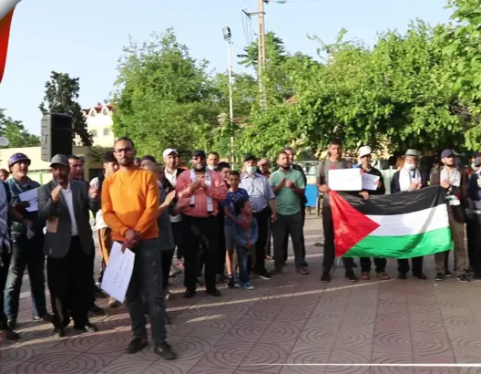 في وقفة تضامنية.. سكان الحاجب يستنكرون العدوان الإسرائيلي على غزة (فيديو)