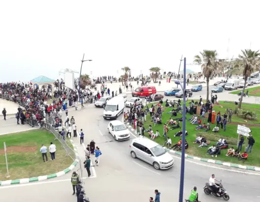 حشود من المغاربة يتوافدون على الحدود مع سبتة والأمن يطوق المنطقة (فيديو)