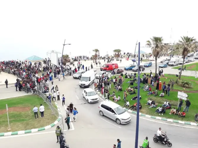 حشود من المغاربة يتوافدون على الحدود مع سبتة والأمن يطوق المنطقة (فيديو)