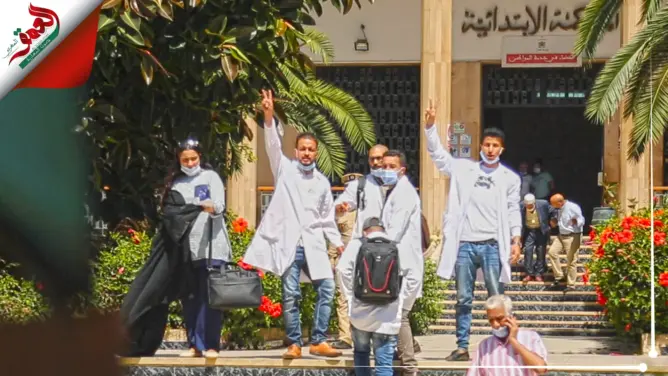 أساتذة متعاقدون يساندون زملاءهم خلال محاكمتهم بتهم “التجمهر وإهانة القوة العمومية”( فيديو)