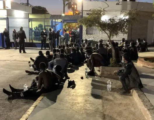 العشرات يتدفقون على معابر مليلية لليوم الرابع.. وإسبانيا تستعين بالجيش