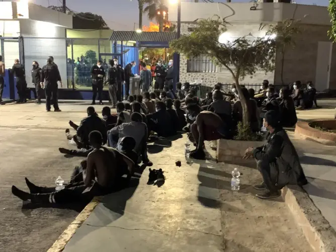 العشرات يتدفقون على معابر مليلية لليوم الرابع.. وإسبانيا تستعين بالجيش