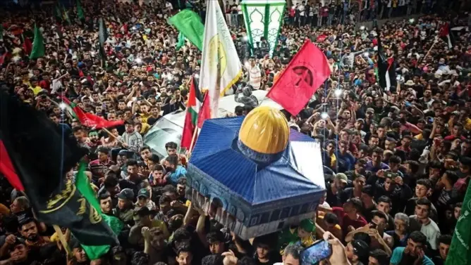 احتفالات عارمة بفلسطين بـ”الانتصار على إسرائيل”.. والحياة تعود تدريجيا لغزة