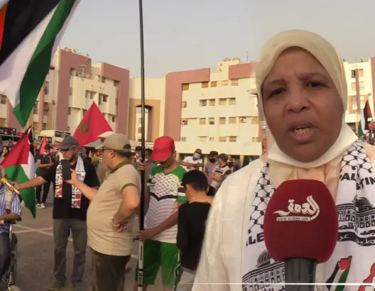 المئات يحتشدون في وقفة بأكادير احتفاء بـ”انتصار” المقاومة الفلسطينية (فيديو)