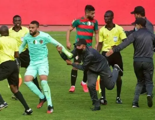 القصة الكاملة لهجوم مكونات مولودية الجزائر على حكم المباراة (فيديو)
