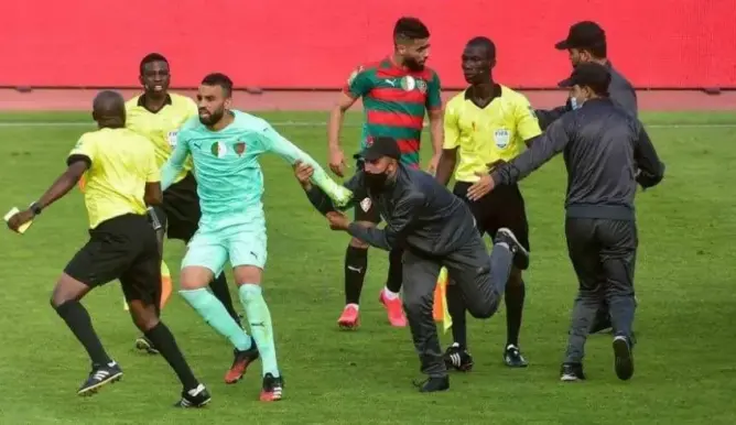 القصة الكاملة لهجوم مكونات مولودية الجزائر على حكم المباراة (فيديو)