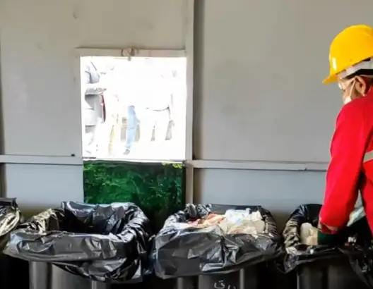 جمع النفايات بالبحيرة