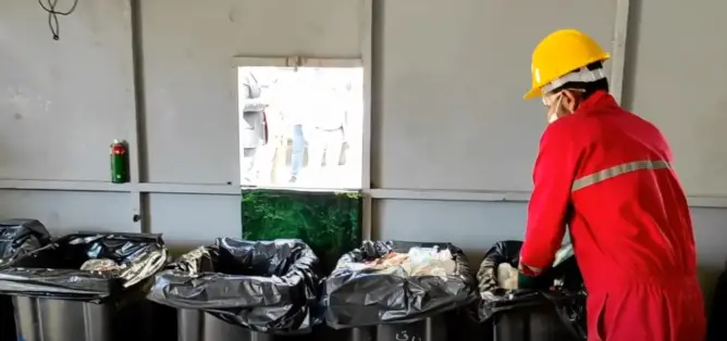 جمع النفايات بالبحيرة