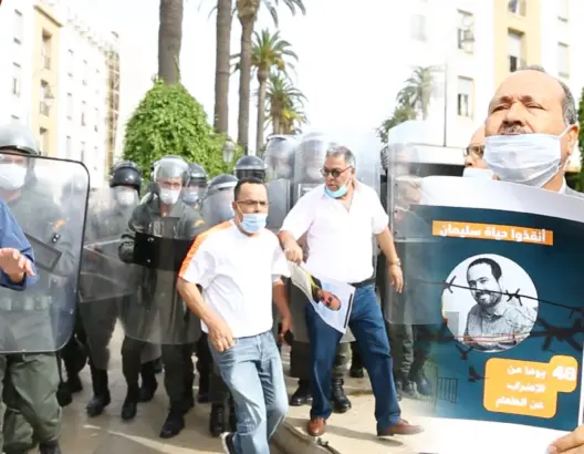 الأمن يفض بالقوة وقفة تضامنية مع سليمان الريسوني أمام البرلمان (فيديو)