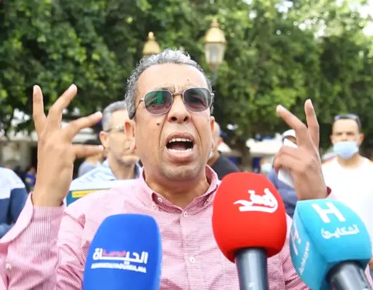 المهداوي غاضب من التحرش بزوجته أمام البرلمان ويوجه رسالة قوية للمسؤولين(فيديو)