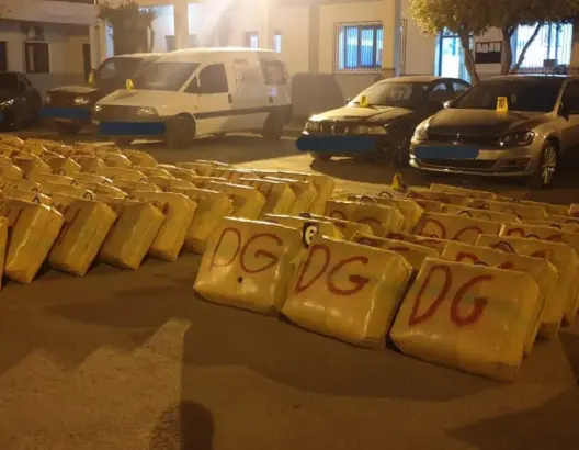 إحباط عملية تهريب خمسة أطنان من المخدرات وحجز 13 سيارة بالناظور