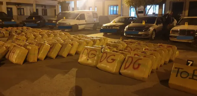 إحباط عملية تهريب خمسة أطنان من المخدرات وحجز 13 سيارة بالناظور