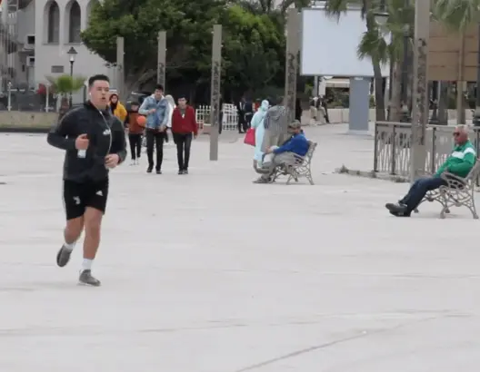 بعد تقليص مدة الإغلاق .. هكذا أصبحت شوارع طنجة في المساء (فيديو)