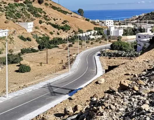 سكان “تمرنوت” بتطوان يستغربون تعبيد مقطع طرقي بشكل ضيق ويطالبون بتدارك الوضع
