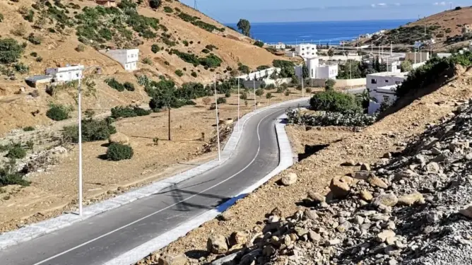 سكان “تمرنوت” بتطوان يستغربون تعبيد مقطع طرقي بشكل ضيق ويطالبون بتدارك الوضع