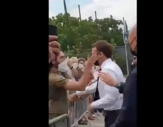 فرنسي يصفع ماكرون أثناء مصافحة مواطنين.. والمهاجم يصرخ: تسقط الماكرونية (فيديو)