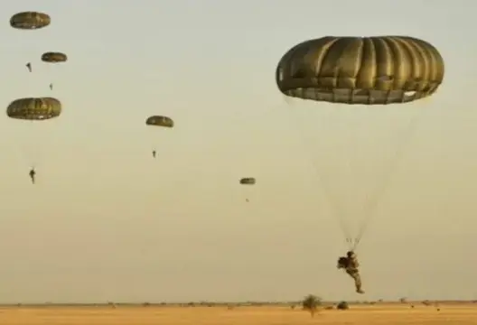 “الأسد الإفريقي” في المحبس .. تمرين بالمظلات والرماية الحية براجمات الصواريخ (صور)