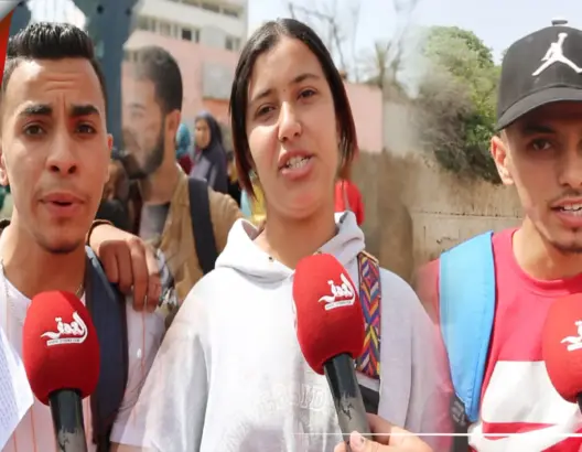تصريحات “مضحكة” لتلاميذ في آخر يوم من امتحانات الباكالوريا: “حطو لينا الدجاج والكلاب” (فيديو)