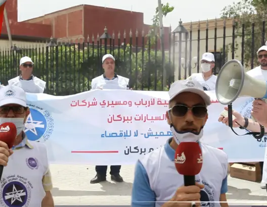 مهنيو كراء السيارات بجهة الشرق يخرجون للشارع للمطالبة بانقاذهم من الافلاس (فيديو)