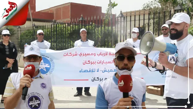 مهنيو كراء السيارات بجهة الشرق يخرجون للشارع للمطالبة بانقاذهم من الافلاس (فيديو)