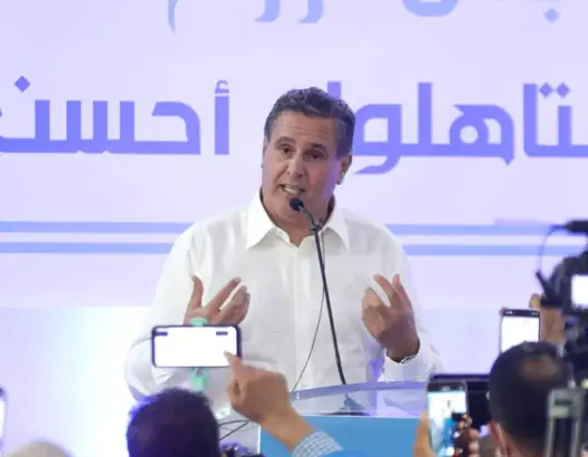 أخنوش يتعهد بعشرة التزامات تجاه فناني ومثقفي أكادير
