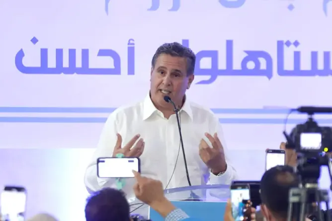 أخنوش يتعهد بعشرة التزامات تجاه فناني ومثقفي أكادير