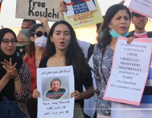 مراكش .. نُشطاء يحتجون تضامنا مع الريسوني والراضي ويطالبون بحريتهما (فيديو)